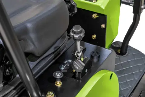 ZIPPER ZI-MBG850DS5 Diesel-Minibagger mit drei Schaufeln